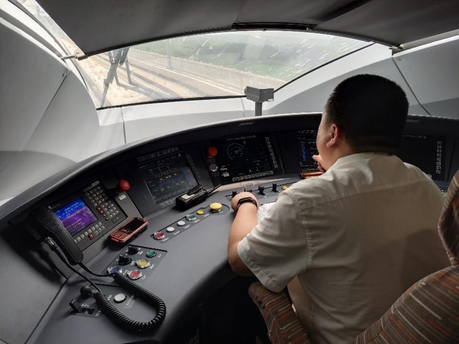 京沈高铁列车驾驶室